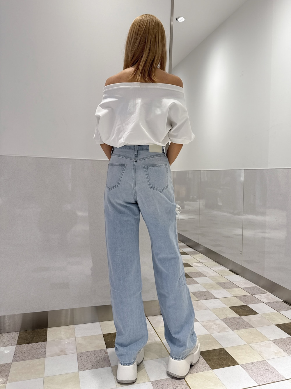 ホワイト系のTシャツ/カットソー、ブルー系のデニムパンツ、ホワイト系のサンダルを着用したレディースの春コーディネートの3枚目の写真