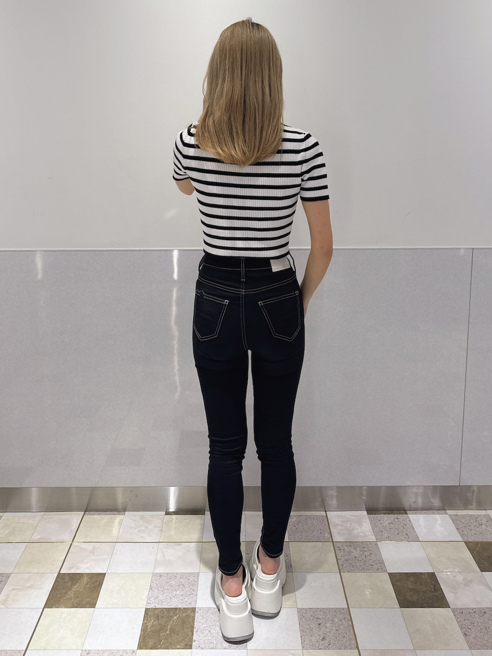 その他のニット/セーター、ブラック系のデニムパンツ、ホワイト系のサンダルを着用したレディースの夏コーディネートの3枚目の写真