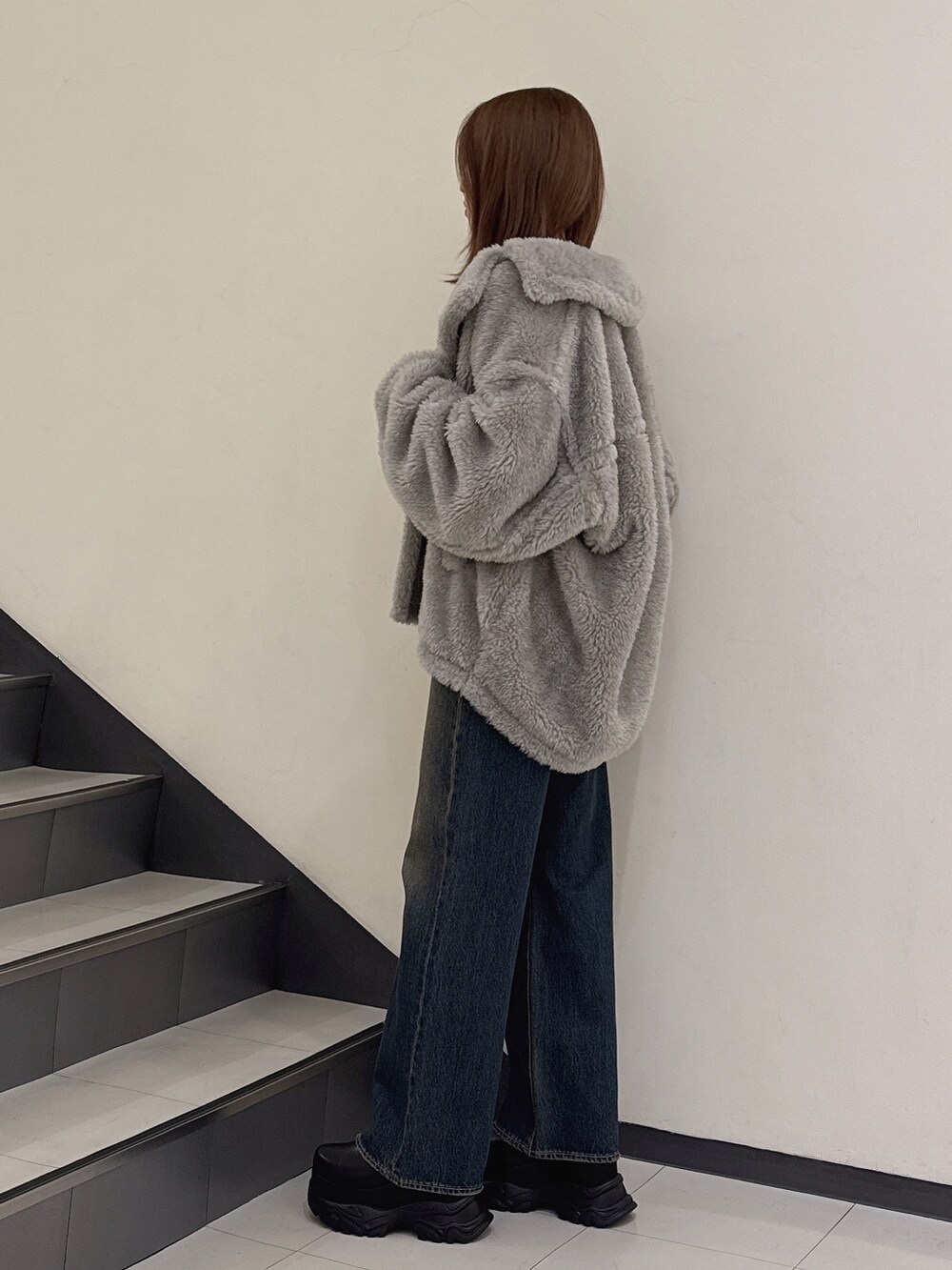 「冬コーデ、ootd、gydastaff、ファーコート、デニムパンツ、厚底シューズ」｜「GYDAのコクーンエコファーブルゾン（ブルゾン、グレー系）」を使った、mayuさん（レディース・160cm）の冬コーディネートの3枚目の写真