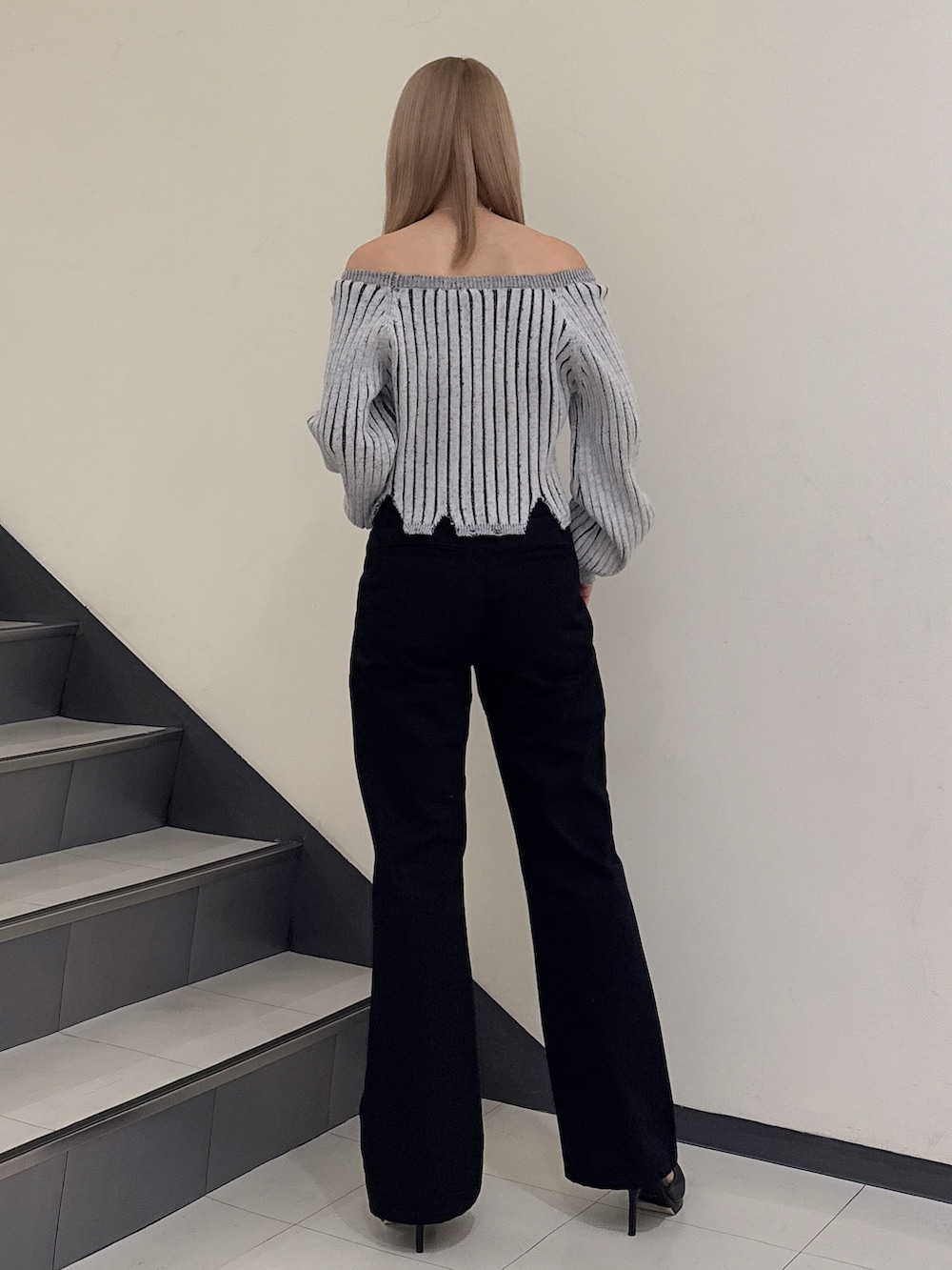 ブラック系のニット/セーター、ブラック系のその他パンツ、ブラック系のパンプスを着用したレディースの冬コーディネートの3枚目の写真