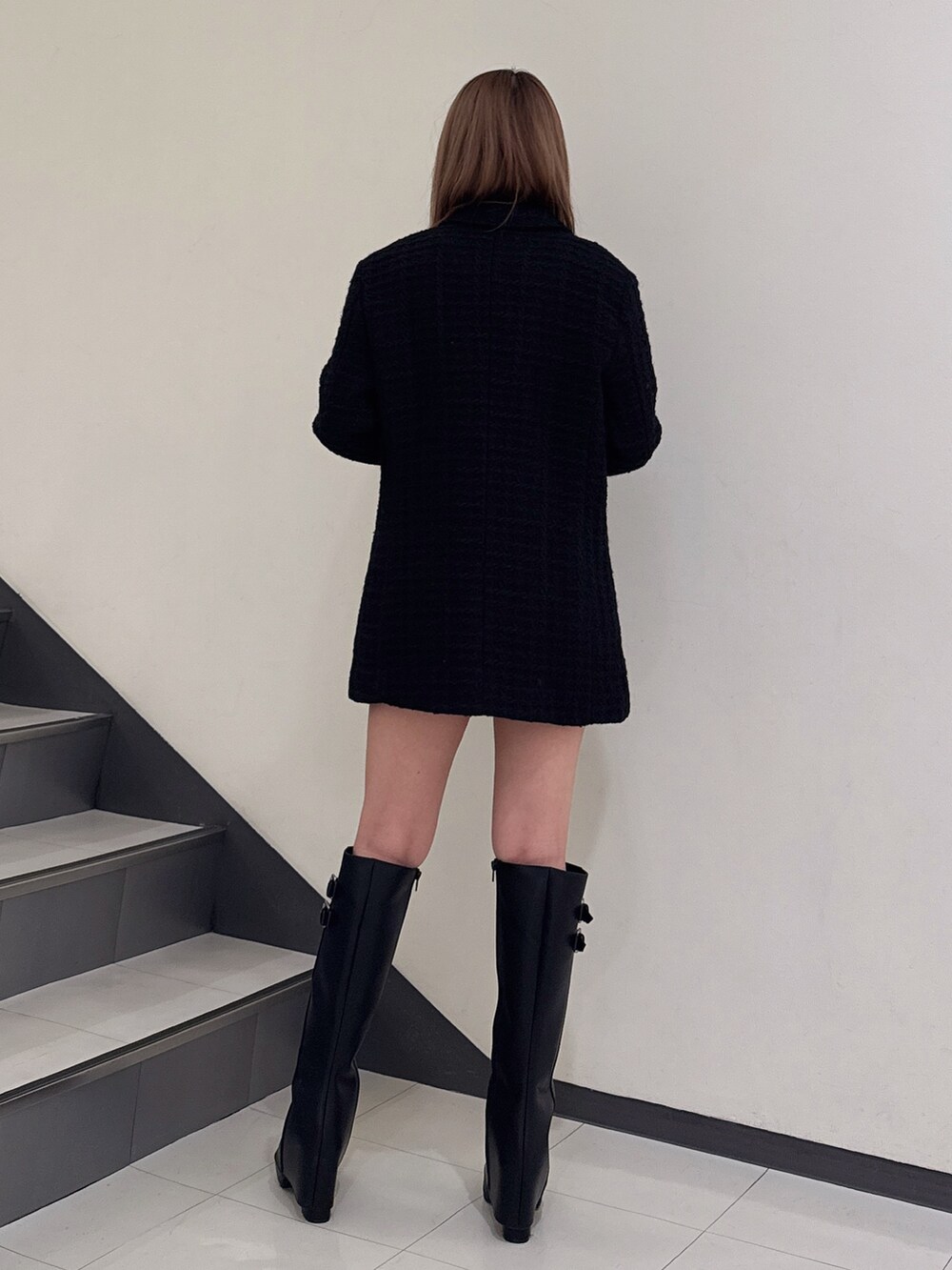 ブラック系のテーラードジャケット、ブラック系のブーツを着用したレディースの秋コーディネートの3枚目の写真