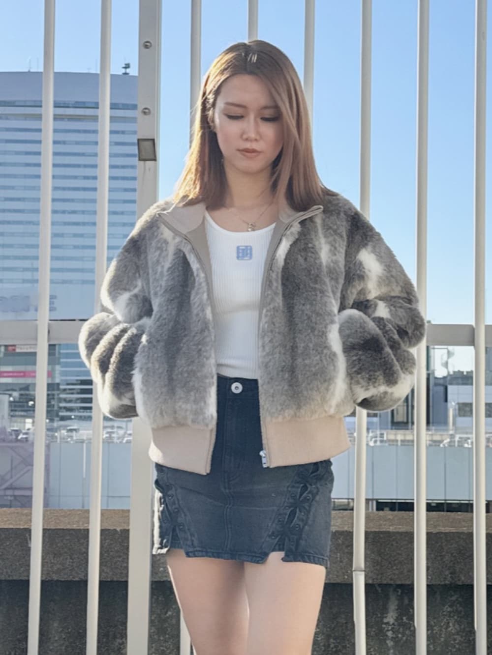 その他のその他アウター、ホワイト系のニット/セーター、ブラック系のデニムスカートを着用したレディースの冬コーディネートの4枚目の写真