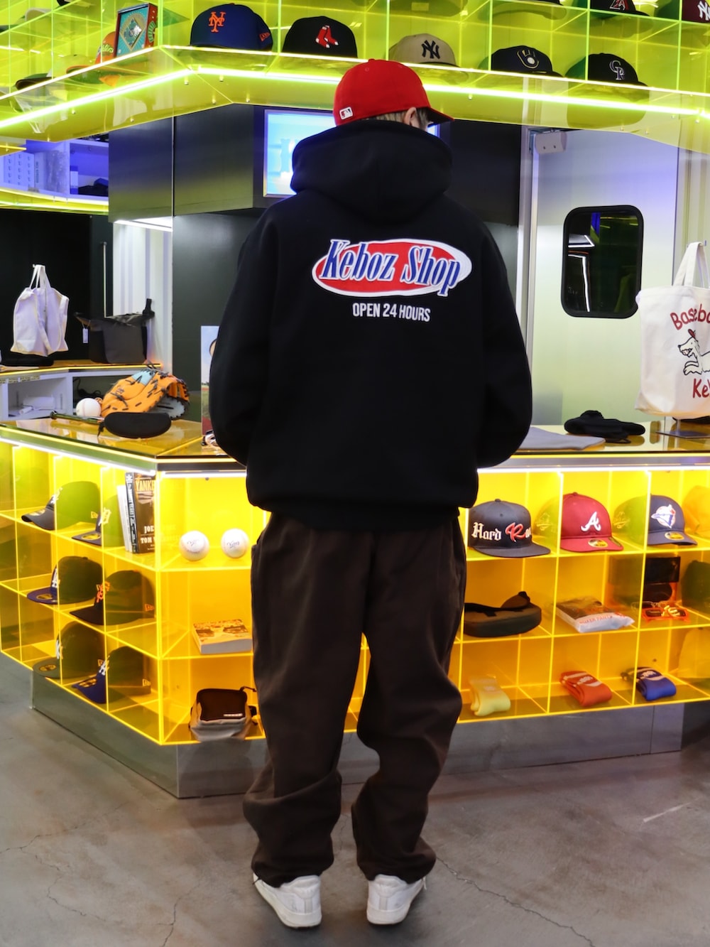 「KEBOZの2CB SWEAT HOODIE（パーカー、ブラック系）」を使った、馬場奏流さん（メンズ・174cm）の冬コーディネートの3枚目の写真