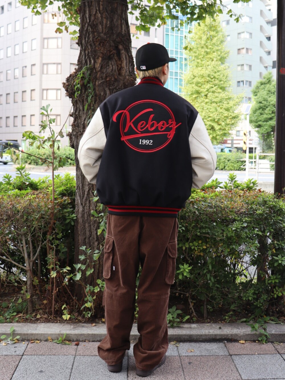 ブラウン系のスタジャン、ブラウン系のカーゴパンツを着用したメンズの冬コーディネートの2枚目の写真