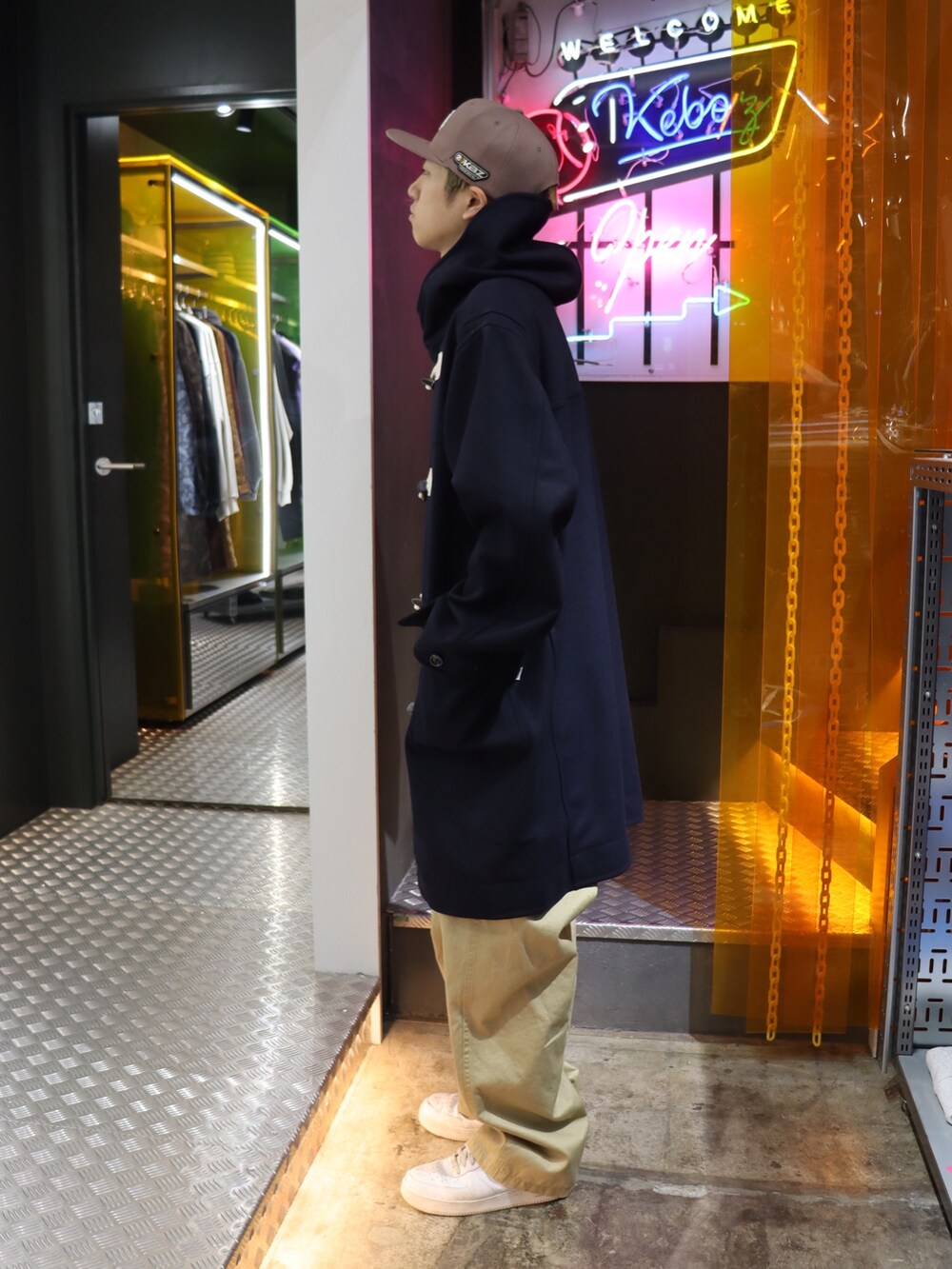 「KEBOZのDUFFLE COAT（ダッフルコート、ブルー系）」を使った、馬場奏流さん（メンズ・174cm）の冬コーディネートの3枚目の写真