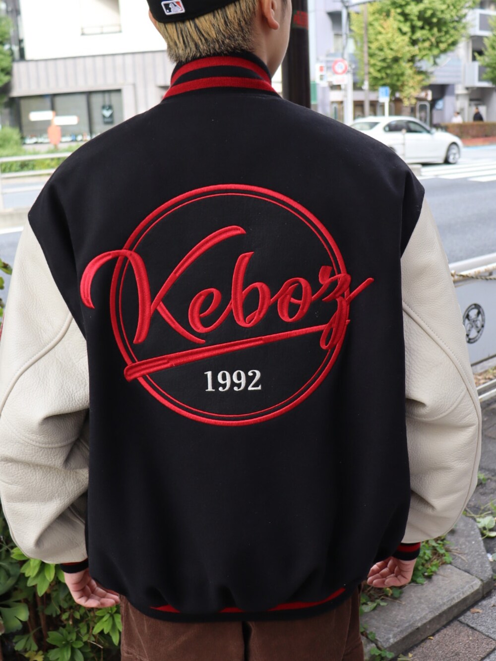 ブラウン系のスタジャン、ブラウン系のカーゴパンツを着用したメンズの冬コーディネートの4枚目の写真