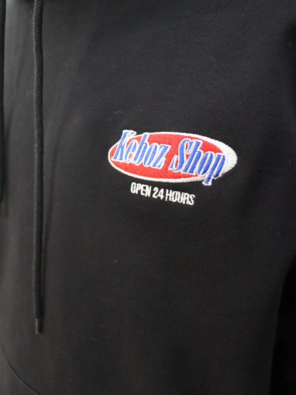 「KEBOZの2CB SWEAT HOODIE（パーカー、ブラック系）」を使った、馬場奏流さん（メンズ・174cm）の冬コーディネートの4枚目の写真