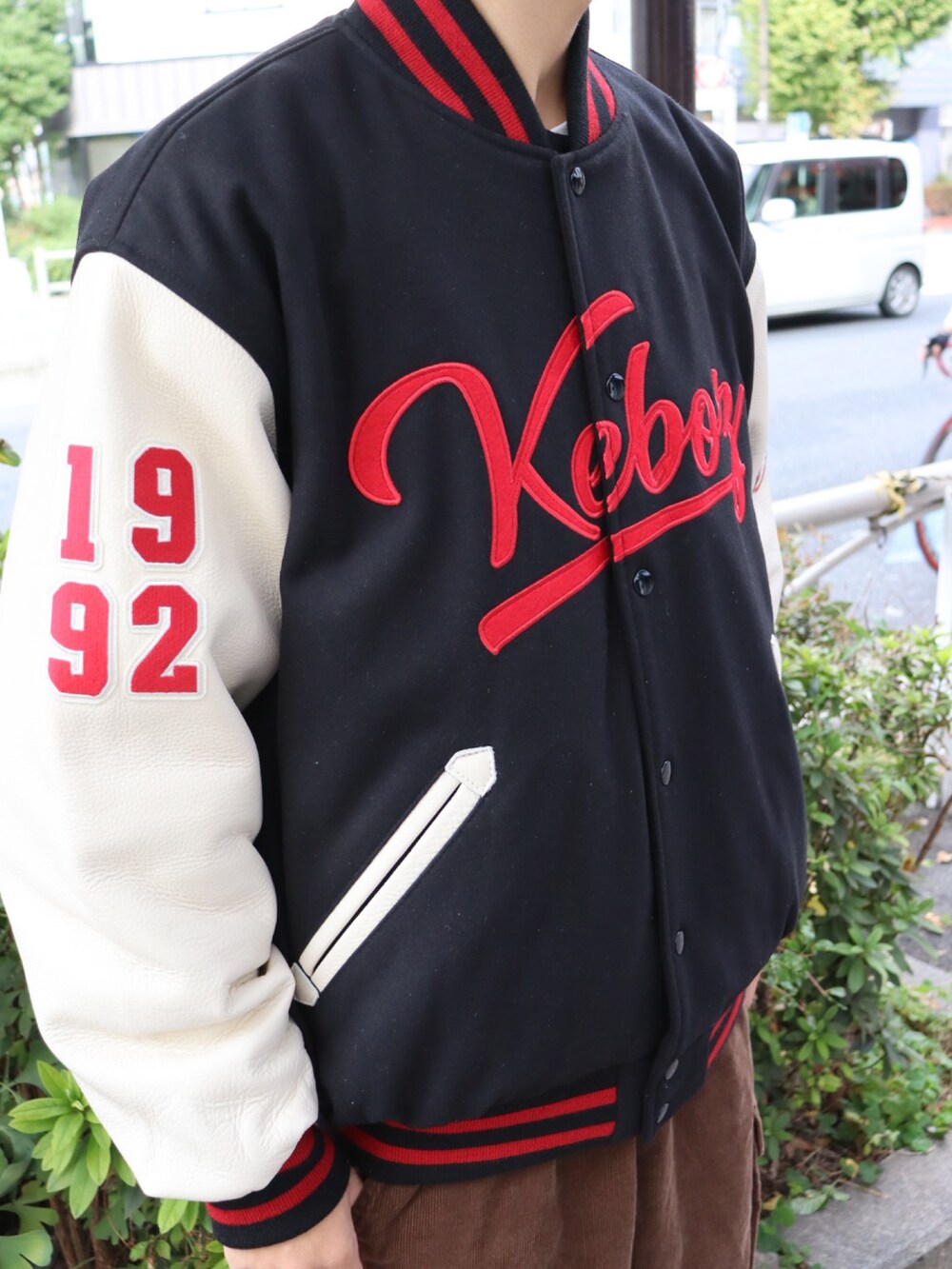 ブラウン系のスタジャン、ブラウン系のカーゴパンツを着用したメンズの冬コーディネートの3枚目の写真