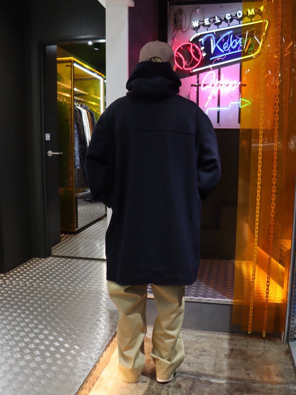 「KEBOZのDUFFLE COAT（ダッフルコート、ブルー系）」を使った、馬場奏流さん（メンズ・174cm）の冬コーディネートの2枚目の写真