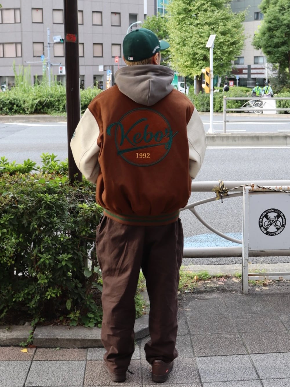 ブラウン系のスタジャンを着用したメンズの冬コーディネートの2枚目の写真