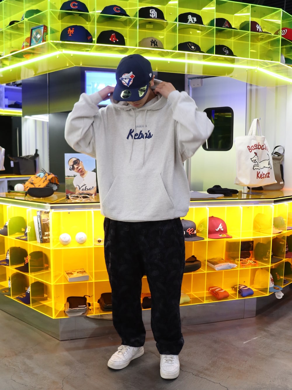 「KEBOZのMHR LOGO SWEAT HOODIE（パーカー、グレー系）」を使った、馬場奏流さん（メンズ・174cm）の冬コーディネートの2枚目の写真