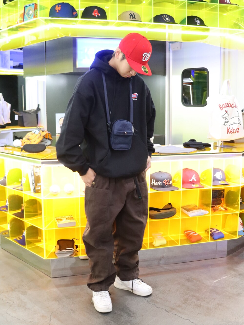 「KEBOZの2CB SWEAT HOODIE（パーカー、ブラック系）」を使った、馬場奏流さん（メンズ・174cm）の冬コーディネートの2枚目の写真