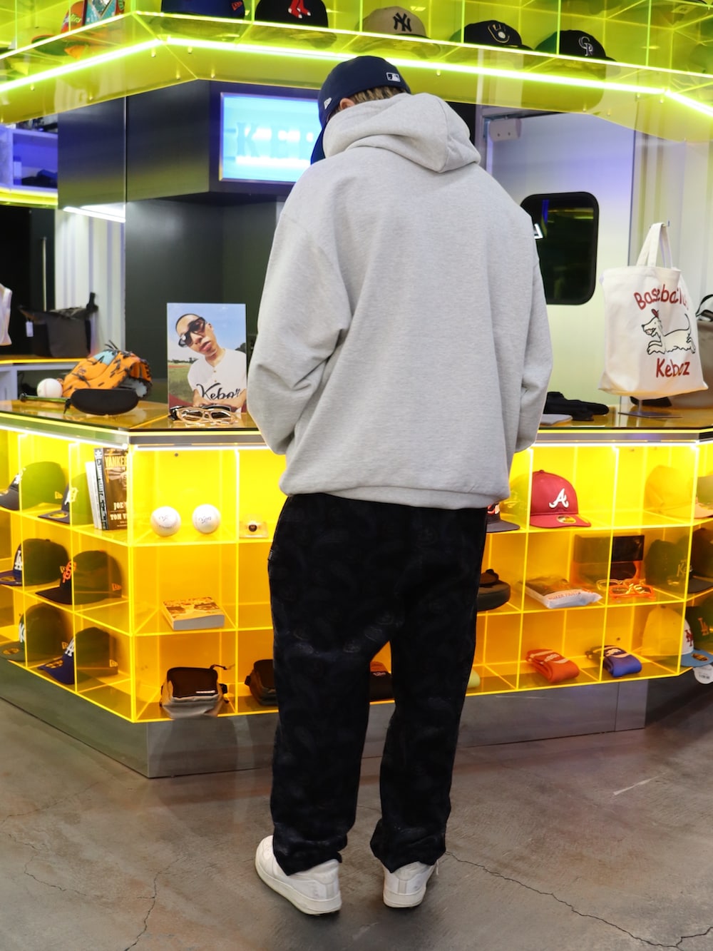 「KEBOZのMHR LOGO SWEAT HOODIE（パーカー、グレー系）」を使った、馬場奏流さん（メンズ・174cm）の冬コーディネートの3枚目の写真