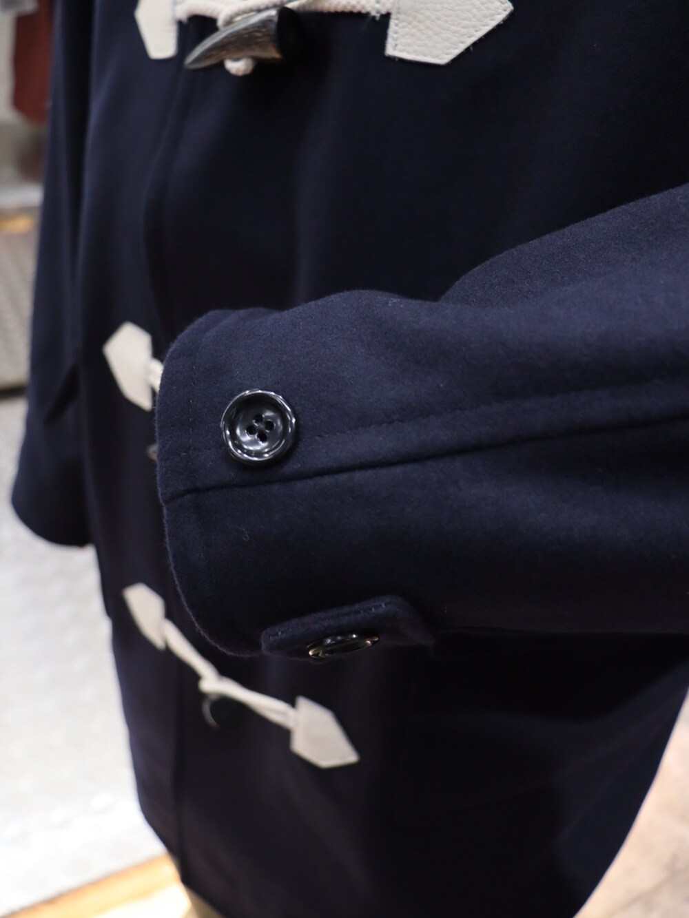 「KEBOZのDUFFLE COAT（ダッフルコート、ブルー系）」を使った、馬場奏流さん（メンズ・174cm）の冬コーディネートの5枚目の写真