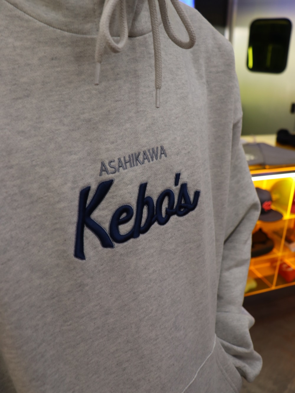 「KEBOZのMHR LOGO SWEAT HOODIE（パーカー、グレー系）」を使った、馬場奏流さん（メンズ・174cm）の冬コーディネートの4枚目の写真