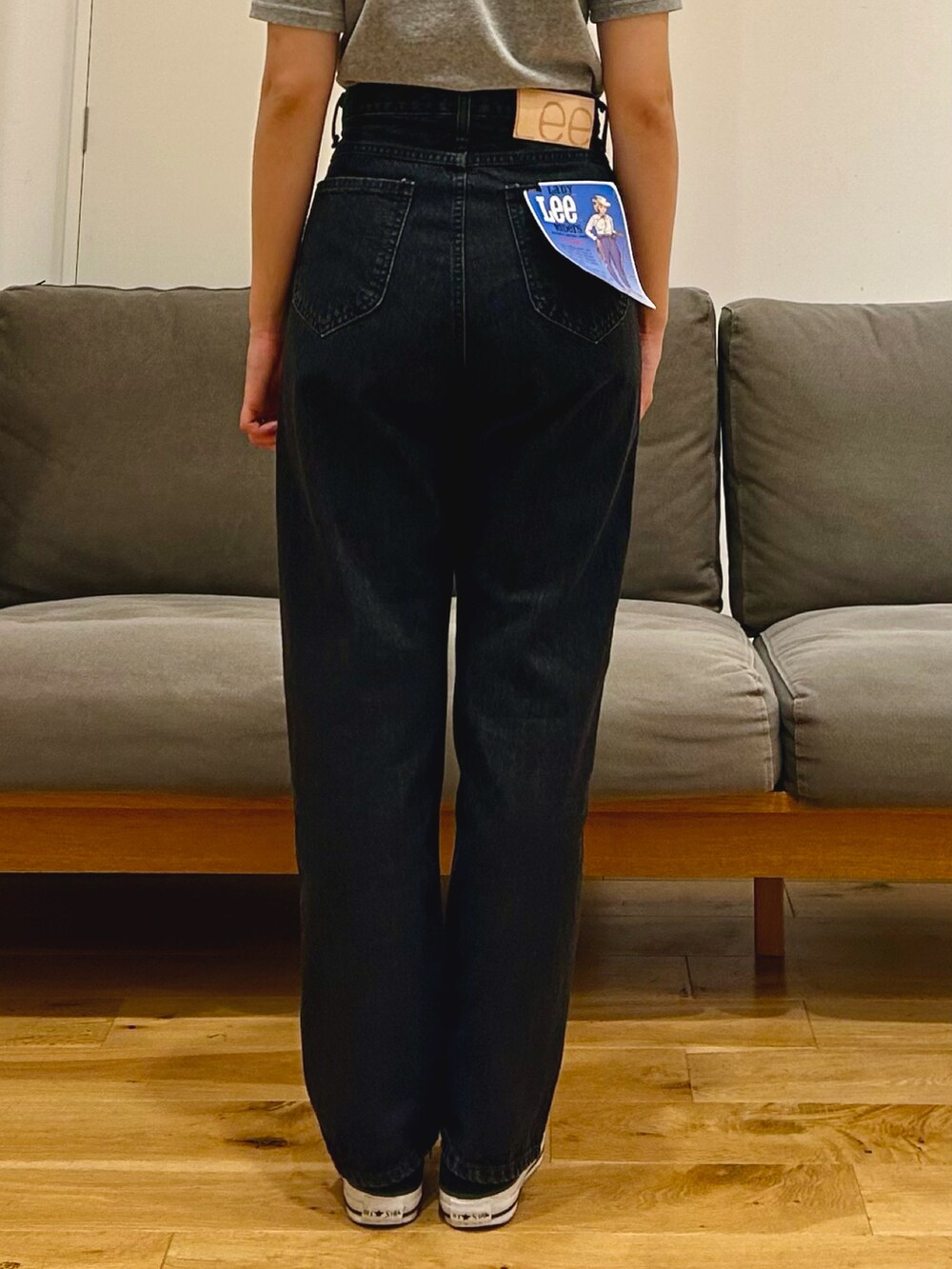 ブラウン系のカーディガン/ボレロ、ブラック系のデニムパンツ、グレー系のハンドバッグを着用したレディースの秋コーディネートの5枚目の写真