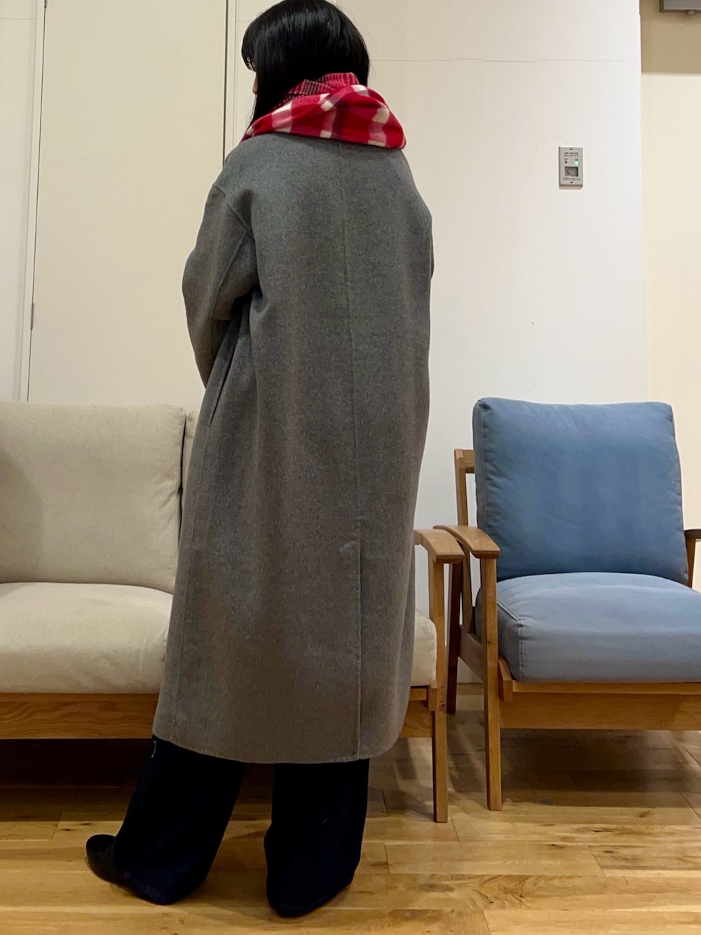 グレー系のその他アウター、ホワイト系のニット/セーター、ブルー系のデニムパンツを着用したレディースの冬コーディネートの3枚目の写真