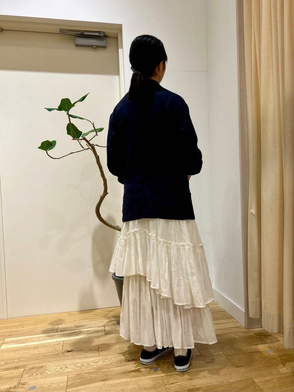 ホワイト系のスカートを着用したレディースの春コーディネートの2枚目の写真