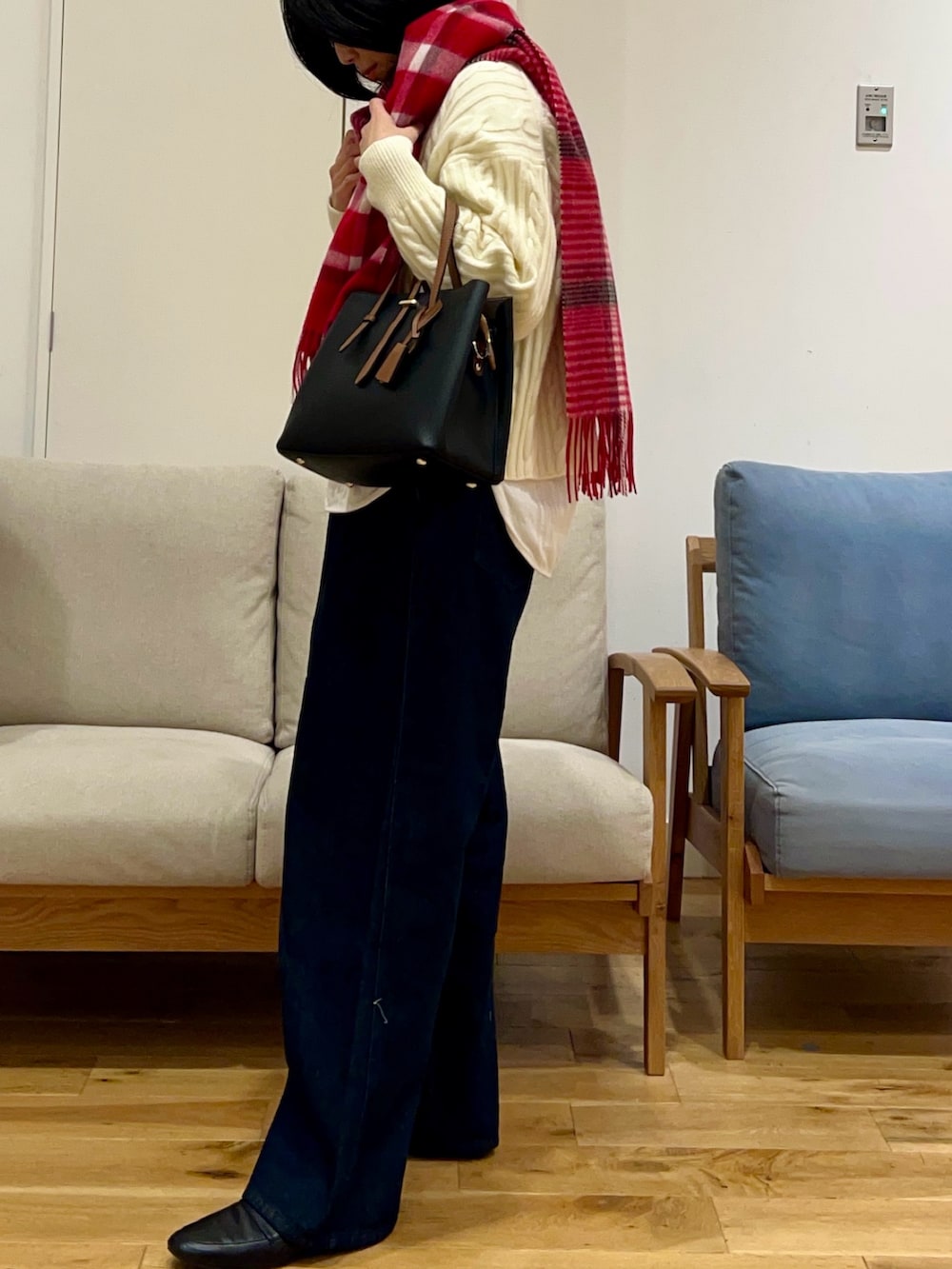 グレー系のその他アウター、ホワイト系のニット/セーター、ブルー系のデニムパンツを着用したレディースの冬コーディネートの5枚目の写真