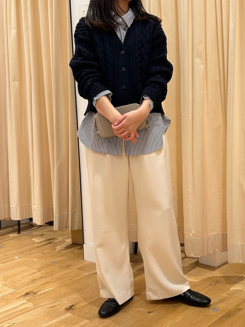 その他のシャツ/ブラウス、ブルー系のカーディガン/ボレロ、ホワイト系のその他パンツを着用したレディースの秋コーディネートの2枚目の写真