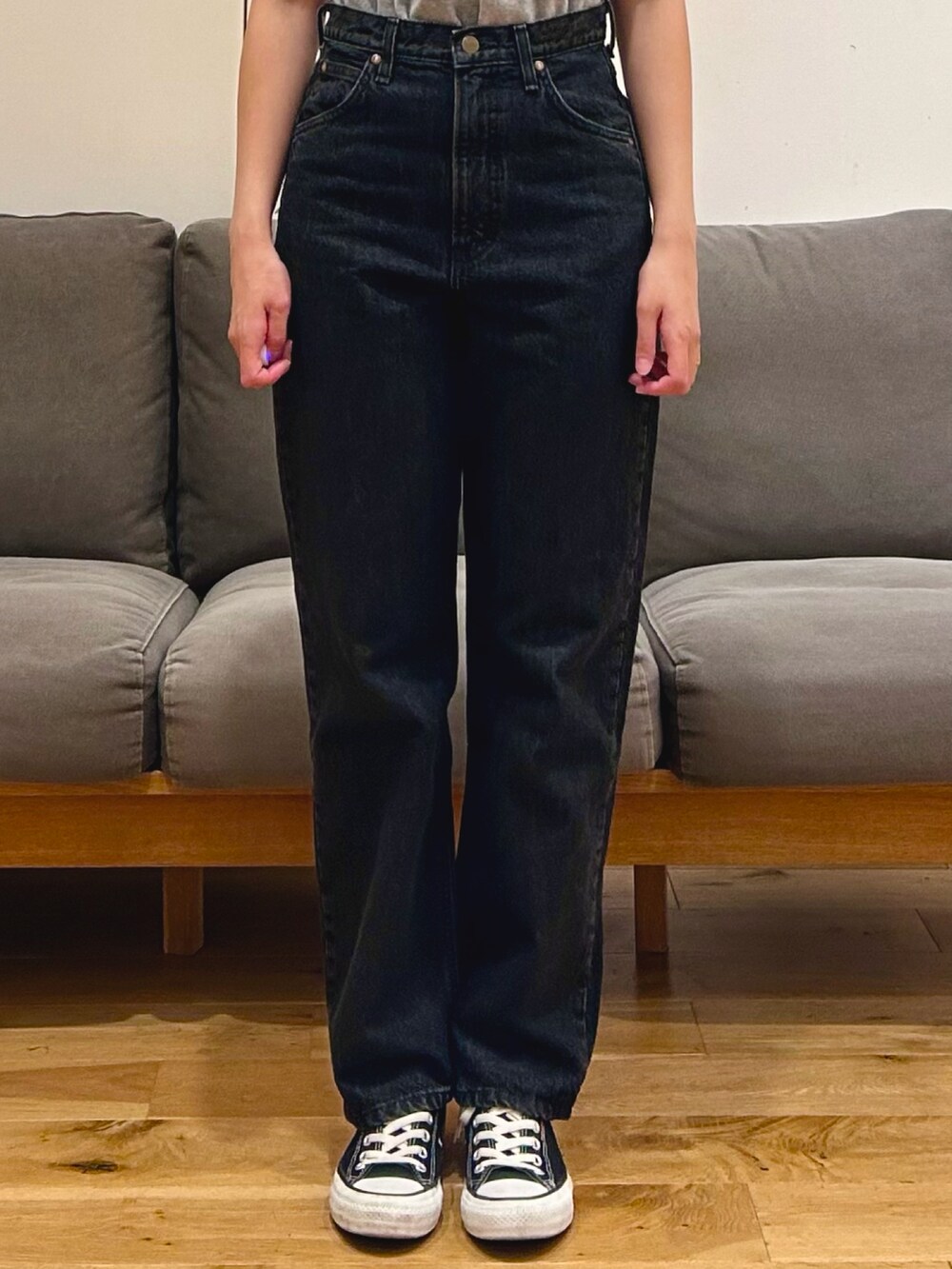 ブラウン系のカーディガン/ボレロ、ブラック系のデニムパンツ、グレー系のハンドバッグを着用したレディースの秋コーディネートの4枚目の写真