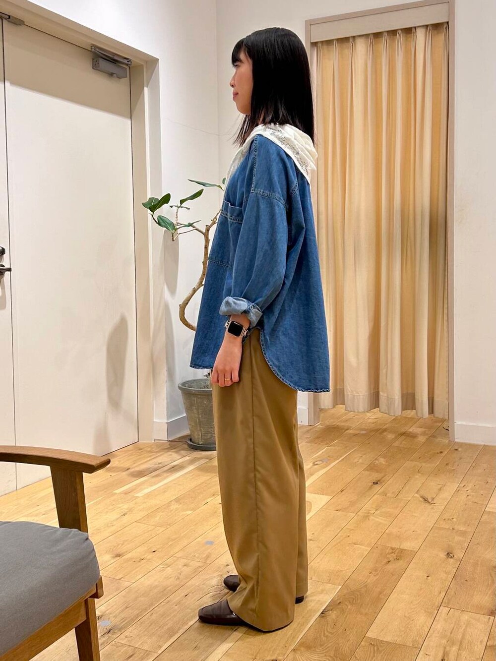 ブラウン系のローファー、ブルー系のシャツ/ブラウスを着用したレディースの春コーディネートの2枚目の写真