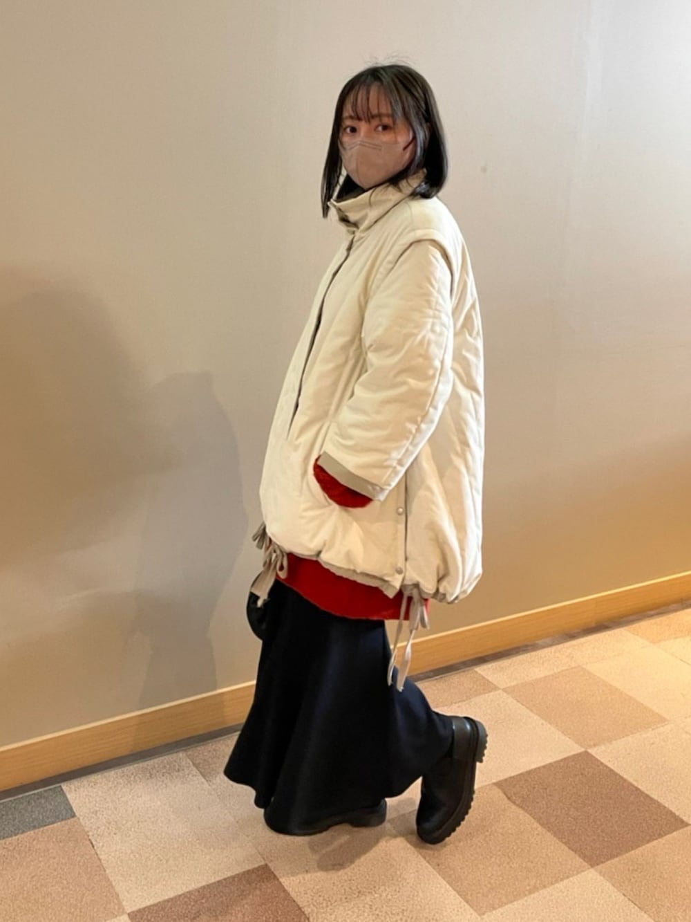 「服とコスメでなりたい自分に、クリスマスに着たい服、赤、ビッグシルエット、休日コーデ、きれいめカジュアル、ニット、冬コーデ、マーメイドスカート、大人カジュアル、シンプルコーデ、GU、赤ニット、ゆったりコーデ、オトナカワイイ」｜「select MOCAの2022 AW ケーブルオーバーサイズニット（ニット/セーター、レッド系）」を使った、あんなさん（レディース・158cm）の冬コーディネートの2枚目の写真