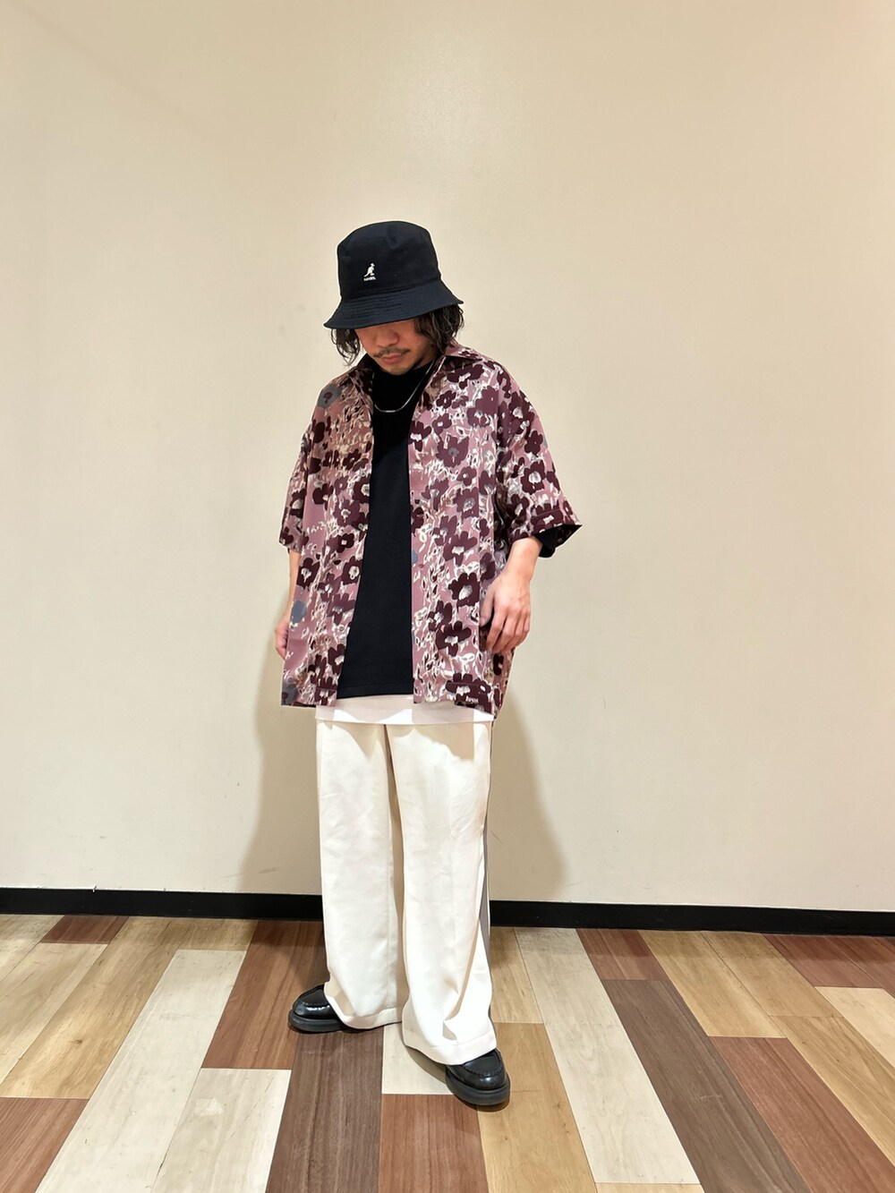 ピンク系のシャツ/ブラウス、ブラック系のTシャツ/カットソー、ホワイト系のタンクトップを着用したメンズの春コーディネートの2枚目の写真