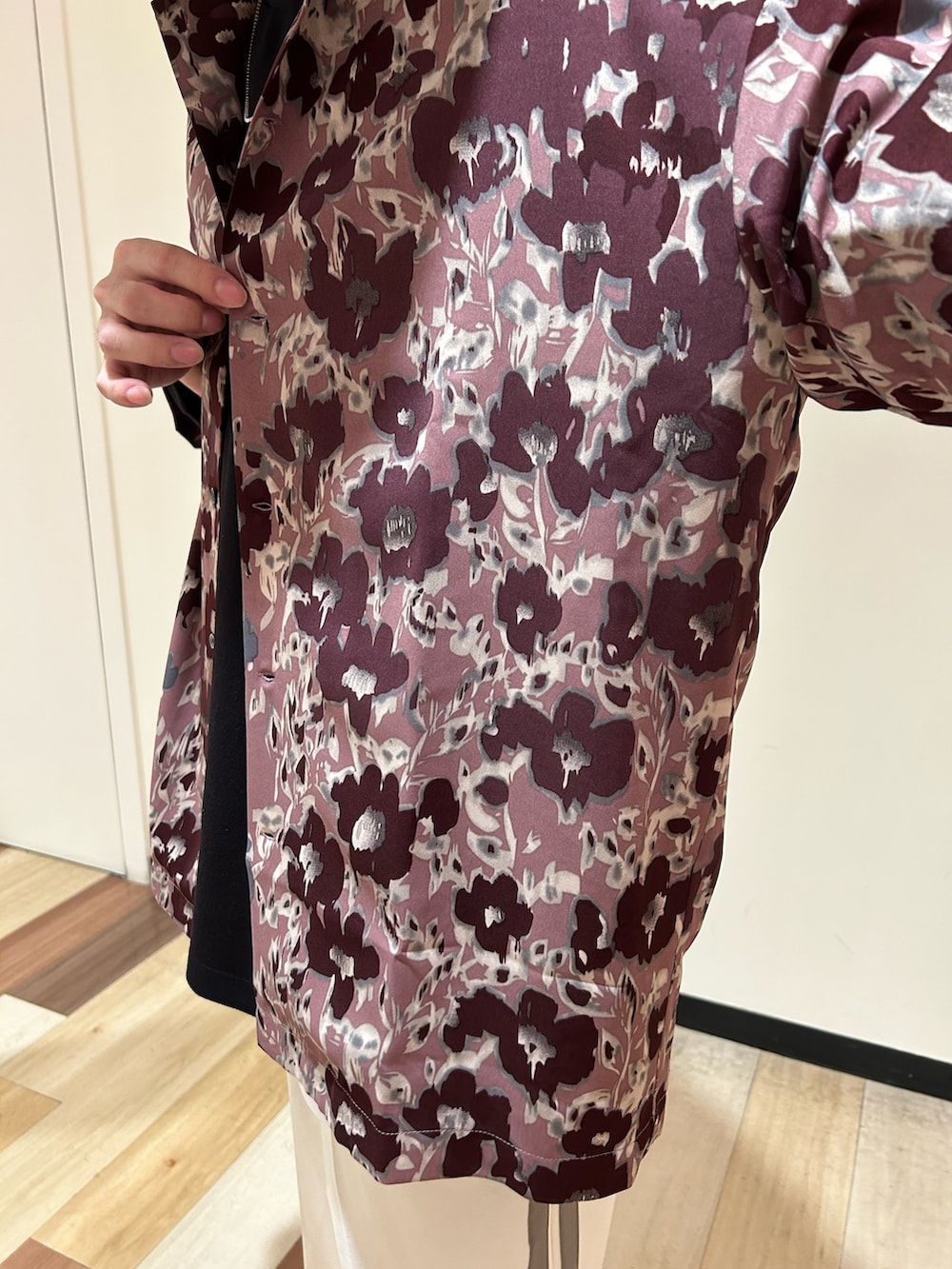 ピンク系のシャツ/ブラウス、ブラック系のTシャツ/カットソー、ホワイト系のタンクトップを着用したメンズの春コーディネートの3枚目の写真