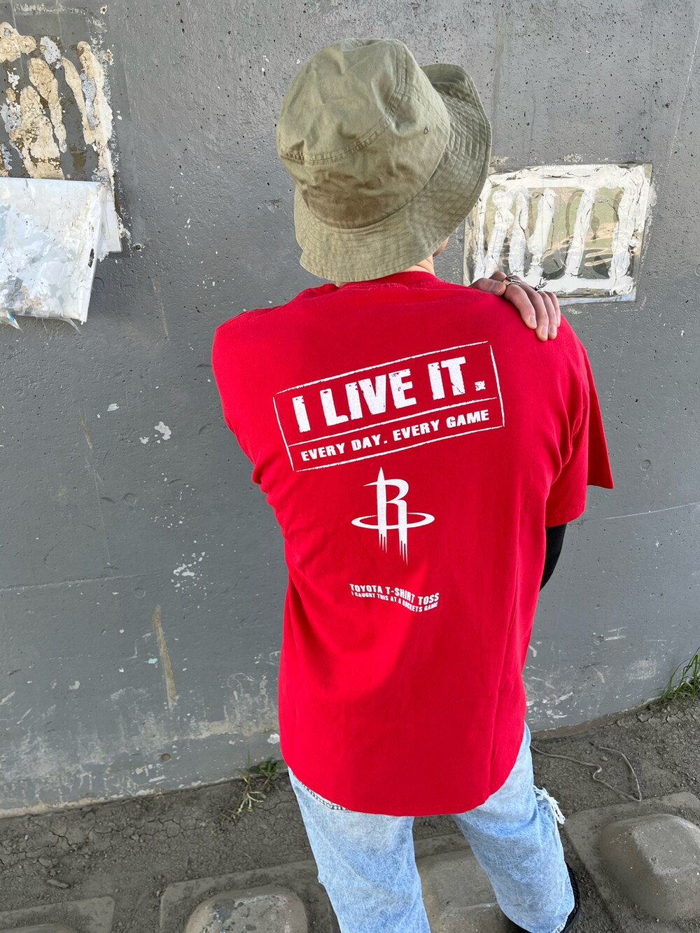 その他のトップス、ブルー系のデニムパンツ、ブラック系のスニーカーを着用したメンズの春コーディネートの3枚目の写真