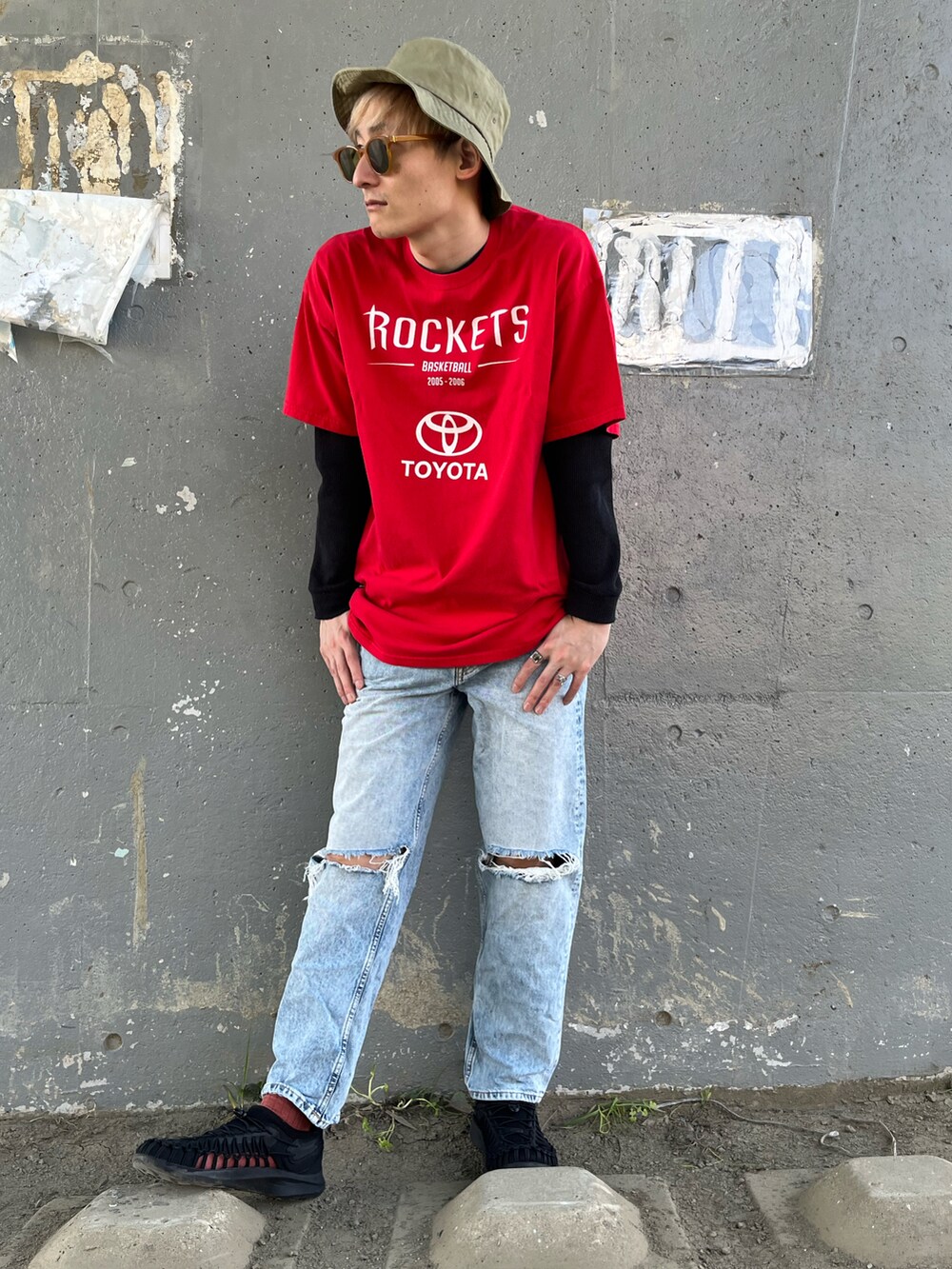 その他のトップス、ブルー系のデニムパンツ、ブラック系のスニーカーを着用したメンズの春コーディネートの5枚目の写真