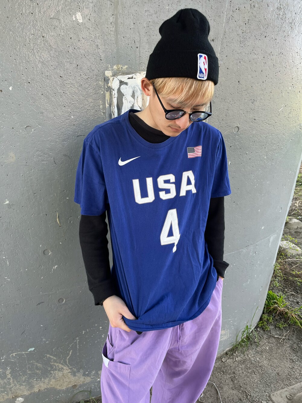 パープル系のその他パンツ、ブラック系のスニーカー、その他のトップスを着用したメンズの春コーディネートの3枚目の写真