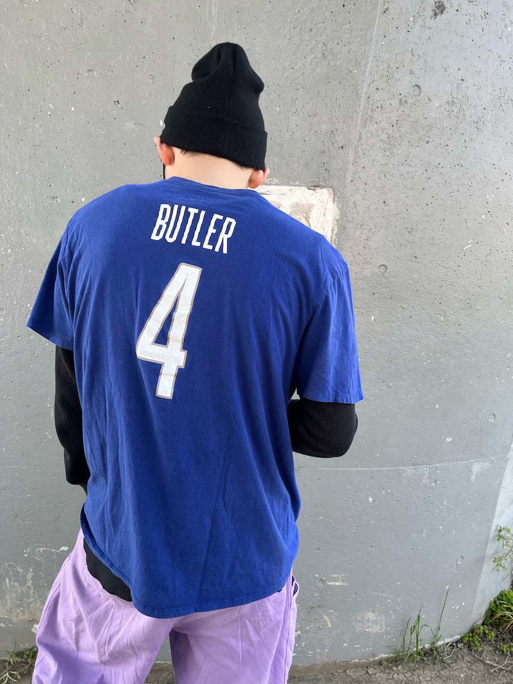 パープル系のその他パンツ、ブラック系のスニーカー、その他のトップスを着用したメンズの春コーディネートの4枚目の写真