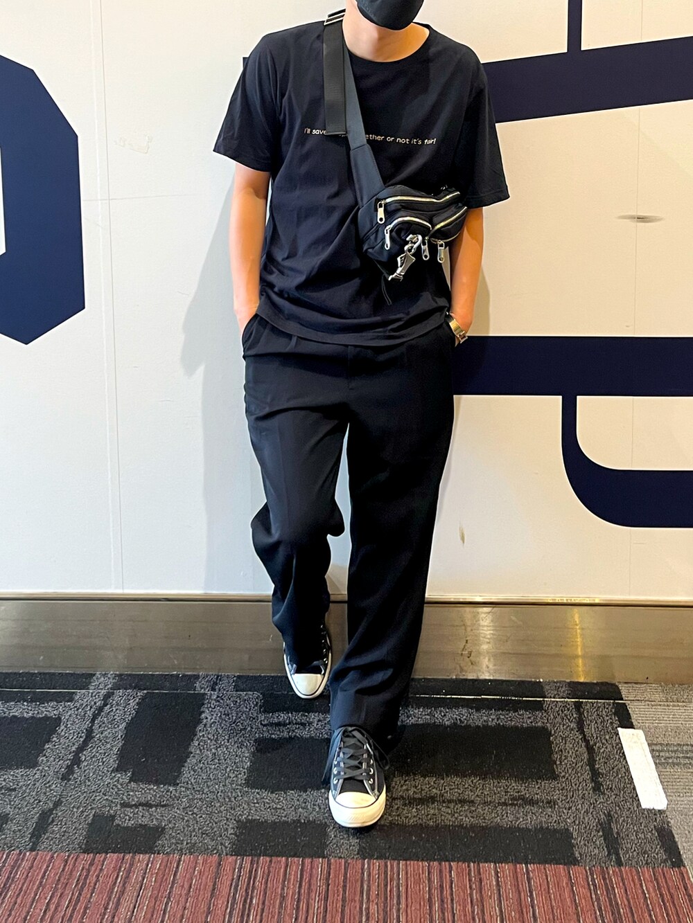 ブラック系のTシャツ/カットソー、ブラック系のショルダーバッグ、ブラック系のその他パンツを着用したメンズの秋コーディネートの2枚目の写真