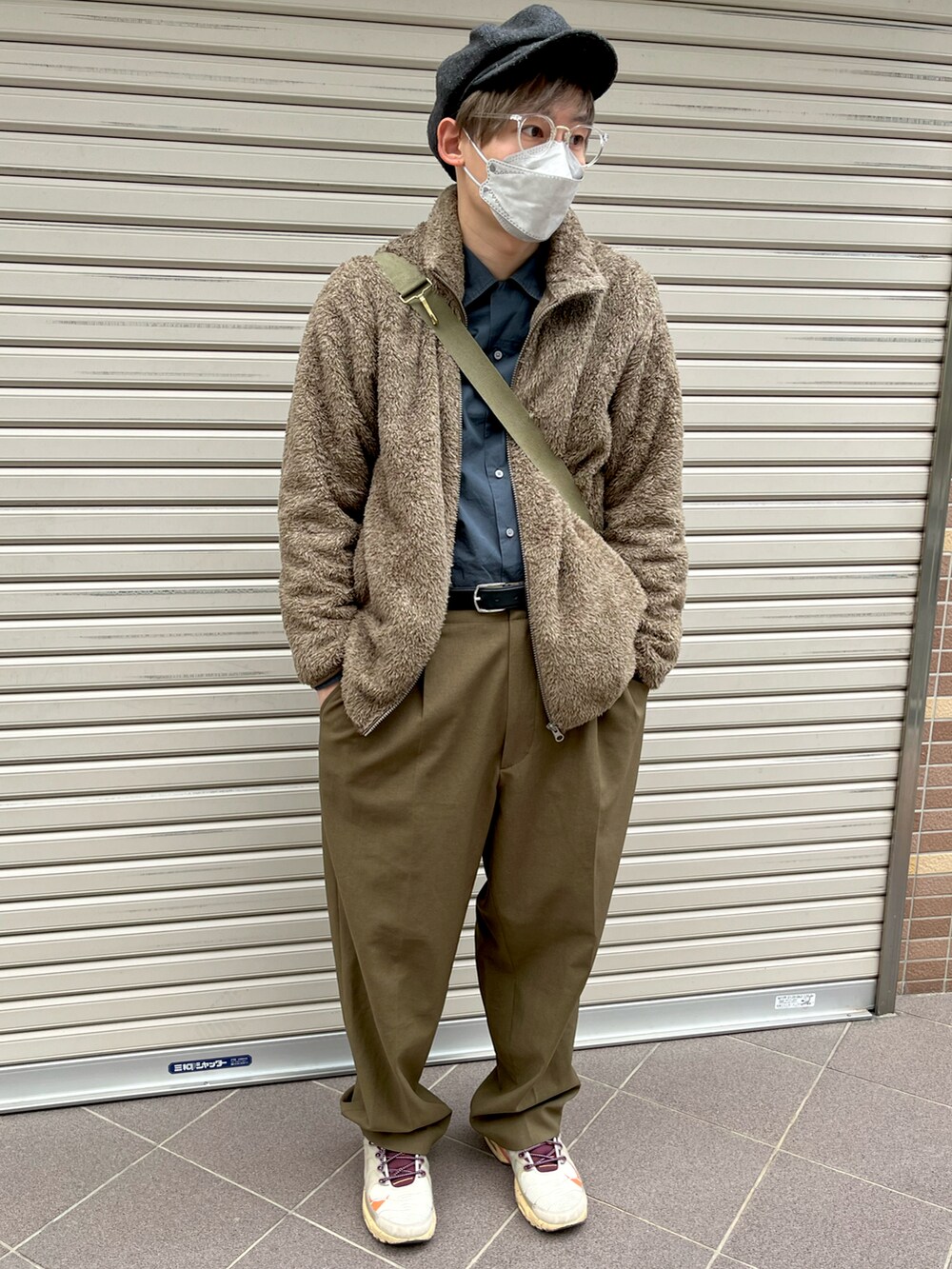 ベージュ系のスラックス、ベージュ系のスニーカー、ブラウン系のその他アウターを着用したメンズの冬コーディネートの2枚目の写真