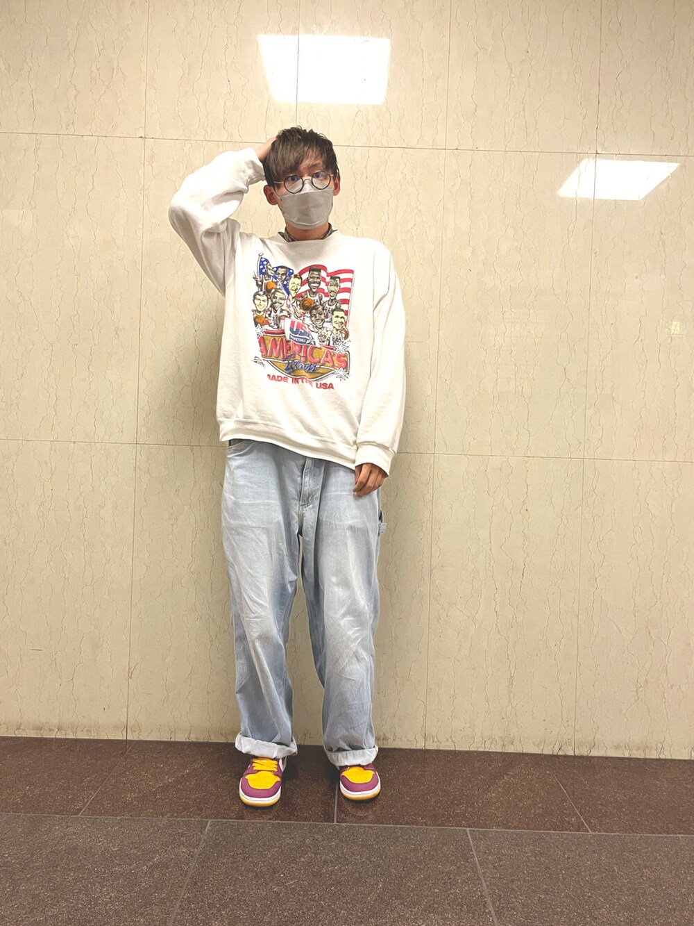 ブルー系のデニムパンツ、イエロー系のスニーカー、ホワイト系のスウェットを着用したメンズの冬コーディネートの4枚目の写真