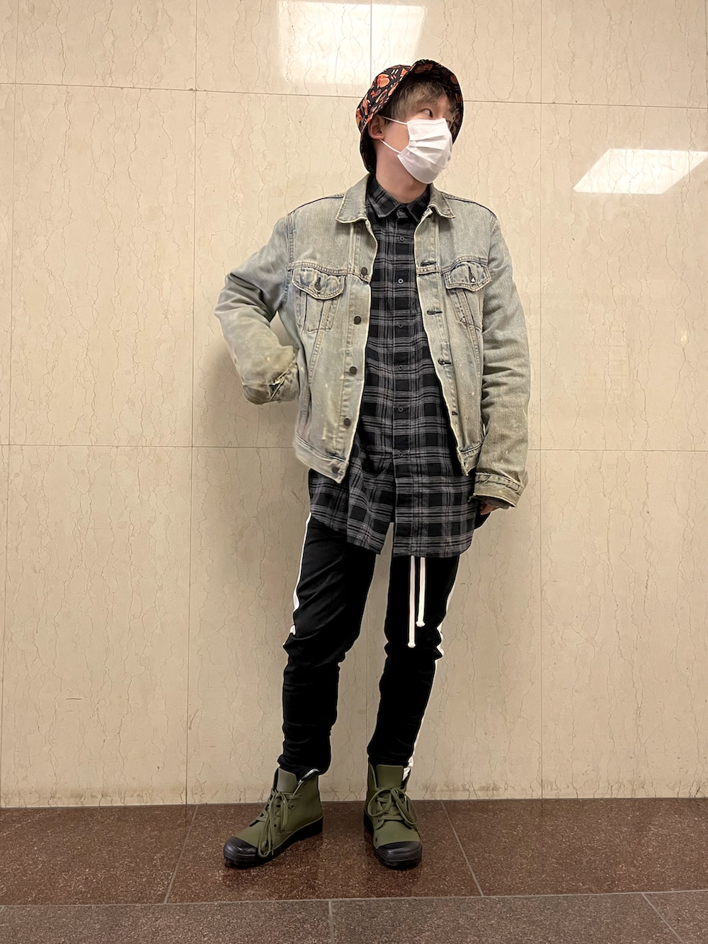 グリーン系のレインシューズ、ブラック系のシャツ/ブラウス、グレー系のデニムジャケットを着用したメンズの冬コーディネートの2枚目の写真