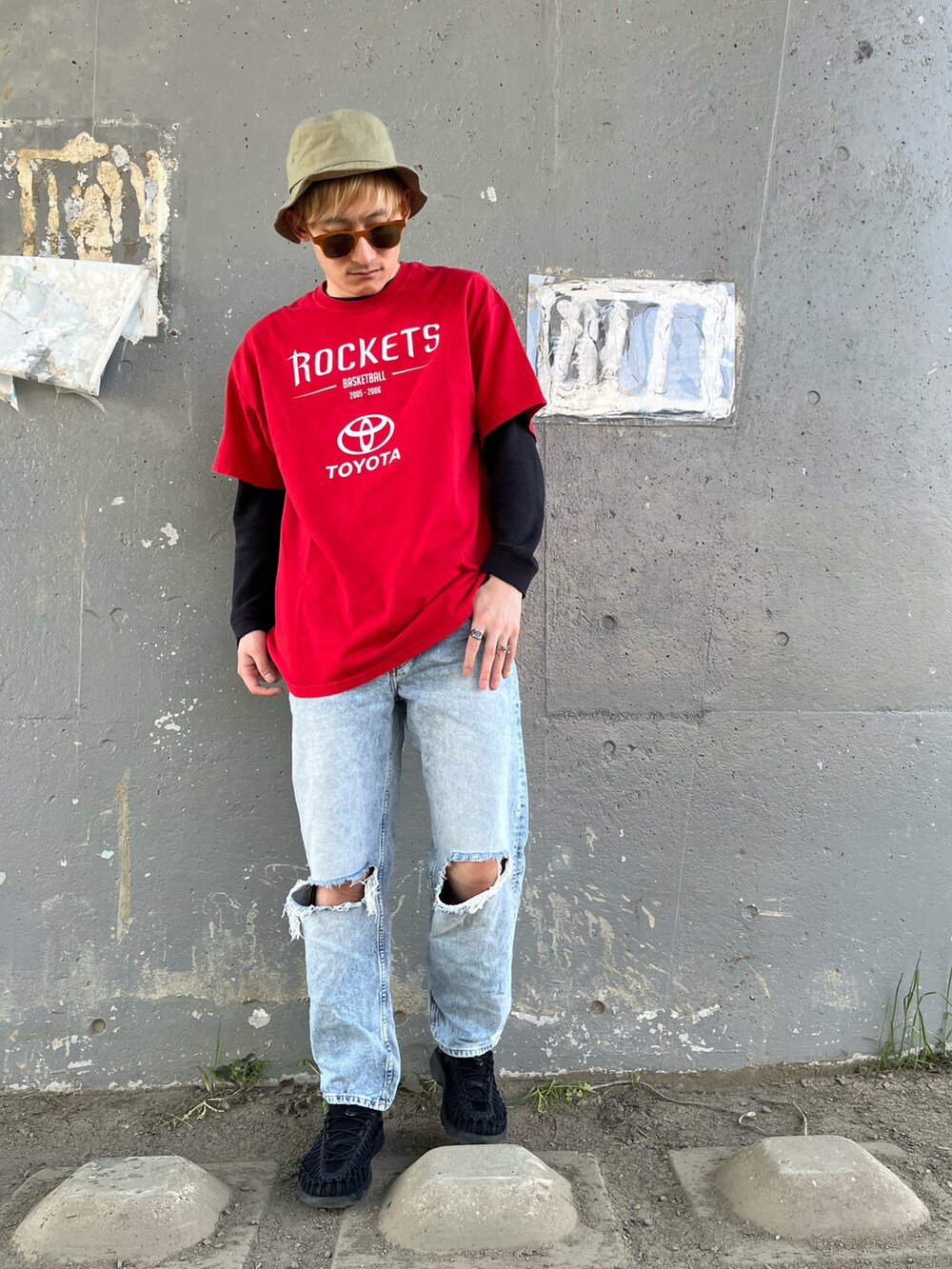 その他のトップス、ブルー系のデニムパンツ、ブラック系のスニーカーを着用したメンズの春コーディネートの4枚目の写真