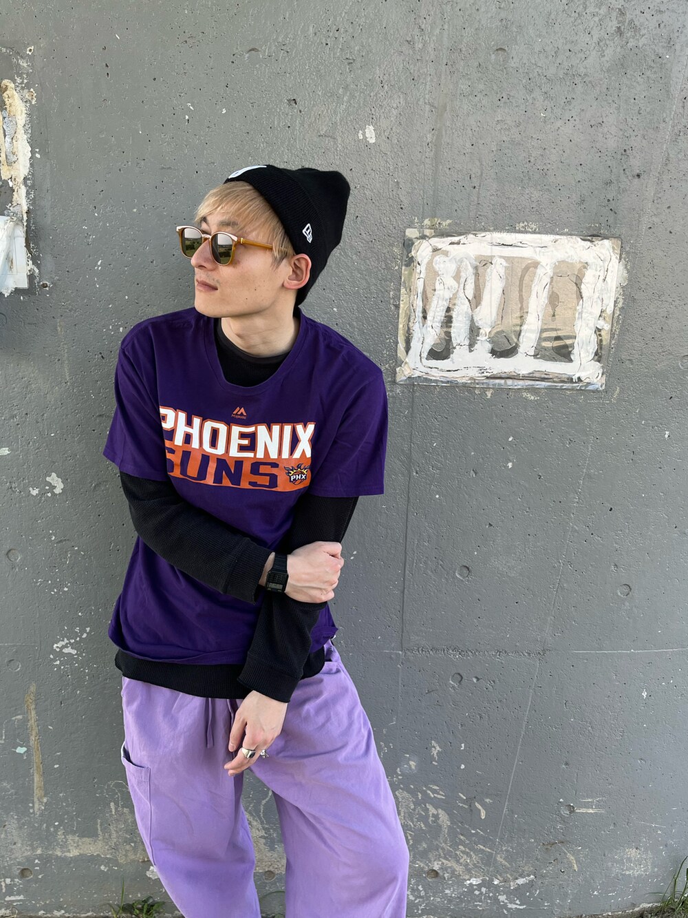 パープル系のその他パンツ、ブラック系のスニーカー、パープル系のTシャツ/カットソーを着用したメンズの春コーディネートの3枚目の写真