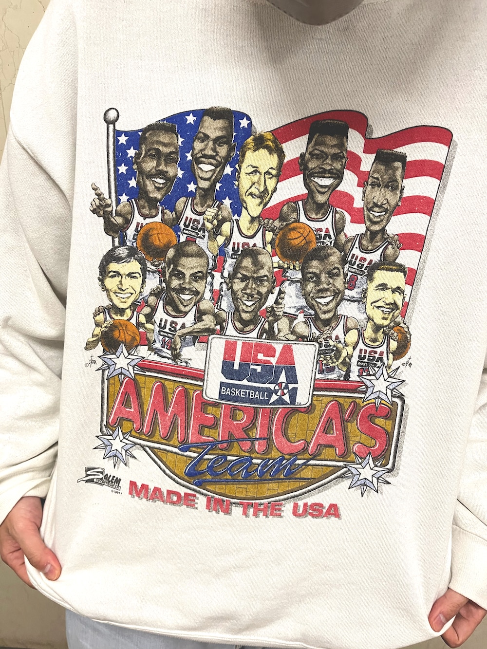 ブルー系のデニムパンツ、イエロー系のスニーカー、ホワイト系のスウェットを着用したメンズの冬コーディネートの2枚目の写真