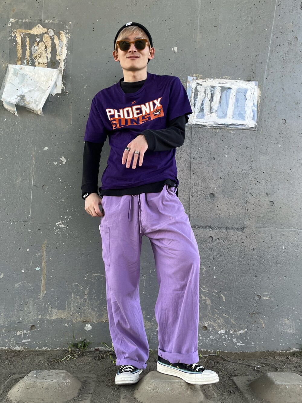 パープル系のその他パンツ、ブラック系のスニーカー、パープル系のTシャツ/カットソーを着用したメンズの春コーディネートの4枚目の写真
