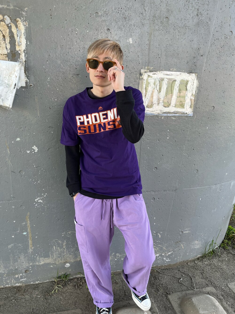 パープル系のその他パンツ、ブラック系のスニーカー、パープル系のTシャツ/カットソーを着用したメンズの春コーディネートの2枚目の写真