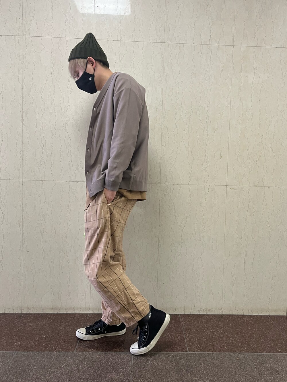 ブラック系のスニーカー、グレー系のカーディガン/ボレロ、ベージュ系のチノパンツを着用したメンズの秋コーディネートの2枚目の写真
