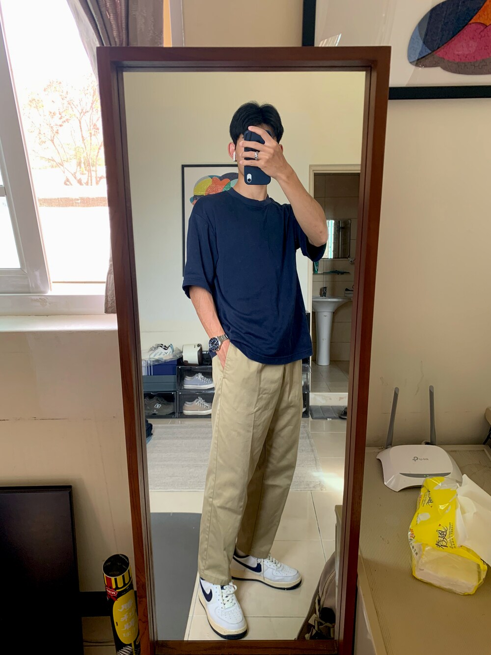 ベージュ系のチノパンツ、ブルー系のスニーカー、ベージュ系のジャケット/アウターを着用したメンズの冬コーディネートの2枚目の写真