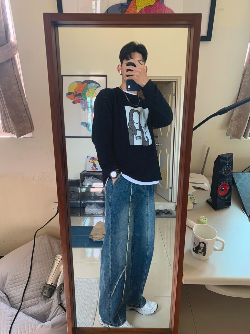 ブラック系のTシャツ/カットソー、ホワイト系のTシャツ/カットソー、ブルー系のデニムパンツを着用したメンズの冬コーディネートの2枚目の写真