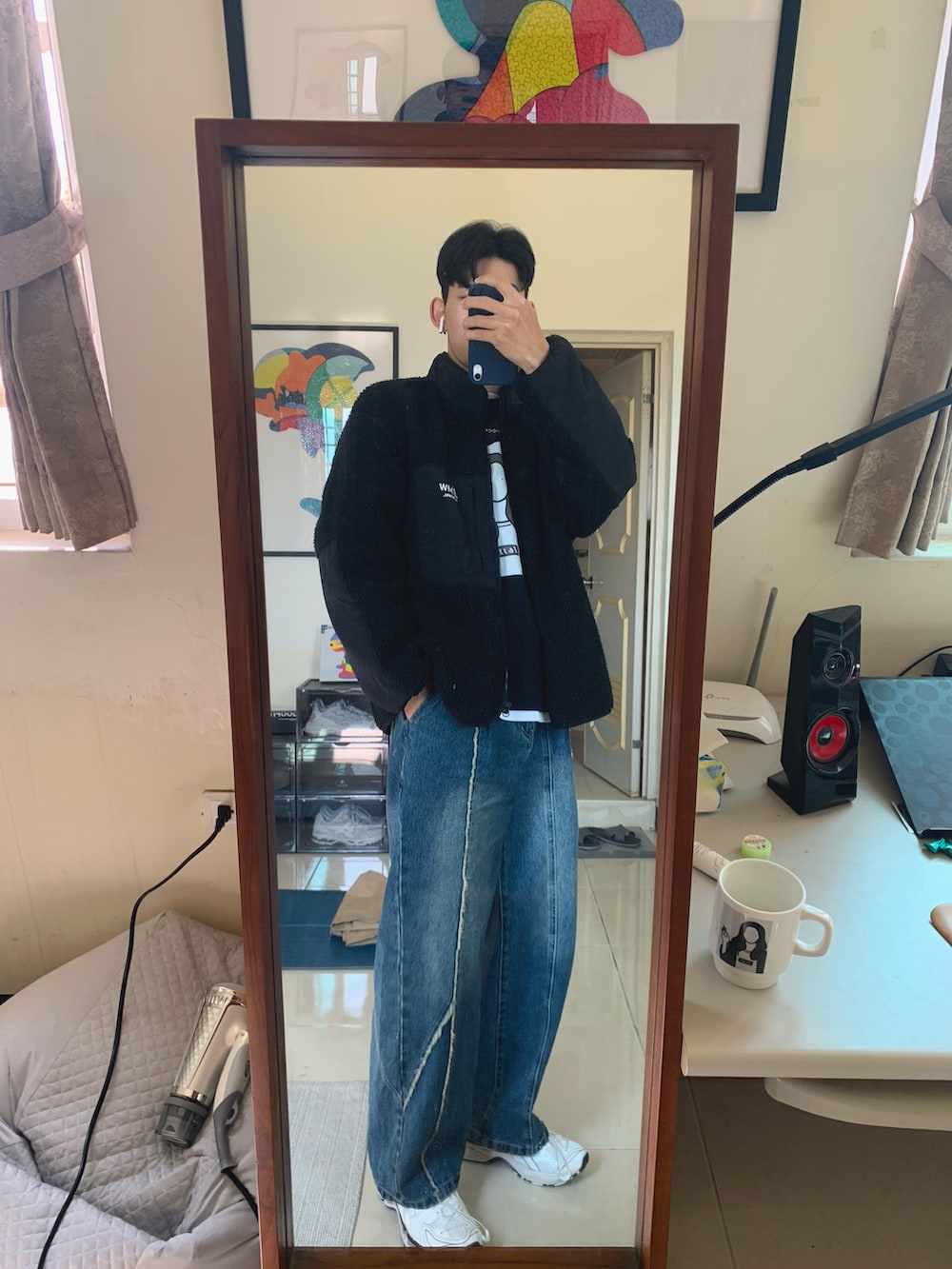 ブラック系のTシャツ/カットソー、ホワイト系のTシャツ/カットソー、ブルー系のデニムパンツを着用したメンズの冬コーディネートの3枚目の写真