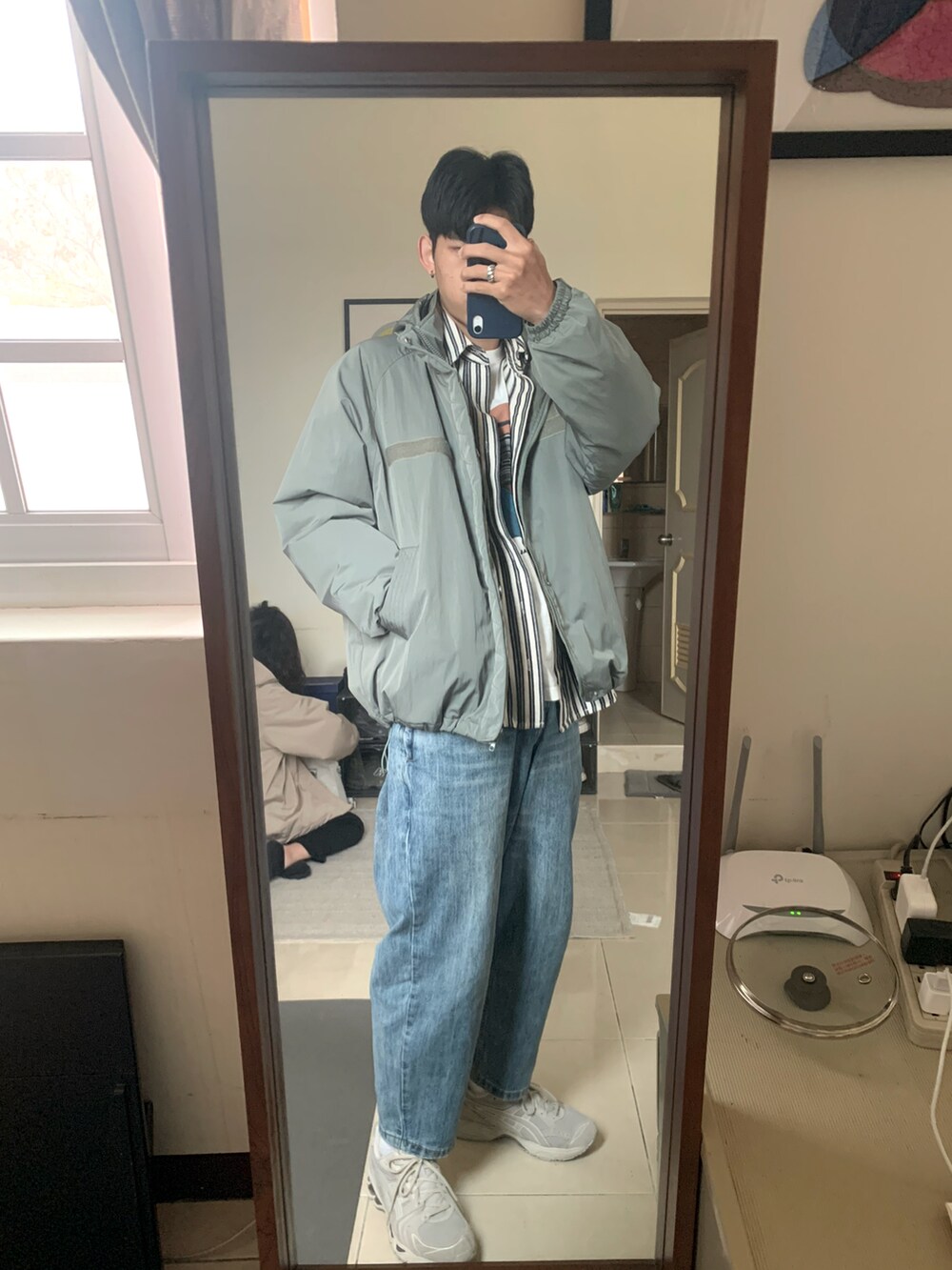 ブルー系のデニムパンツ、グレー系のスニーカー、その他のシャツ/ブラウスを着用したメンズの春コーディネートの2枚目の写真