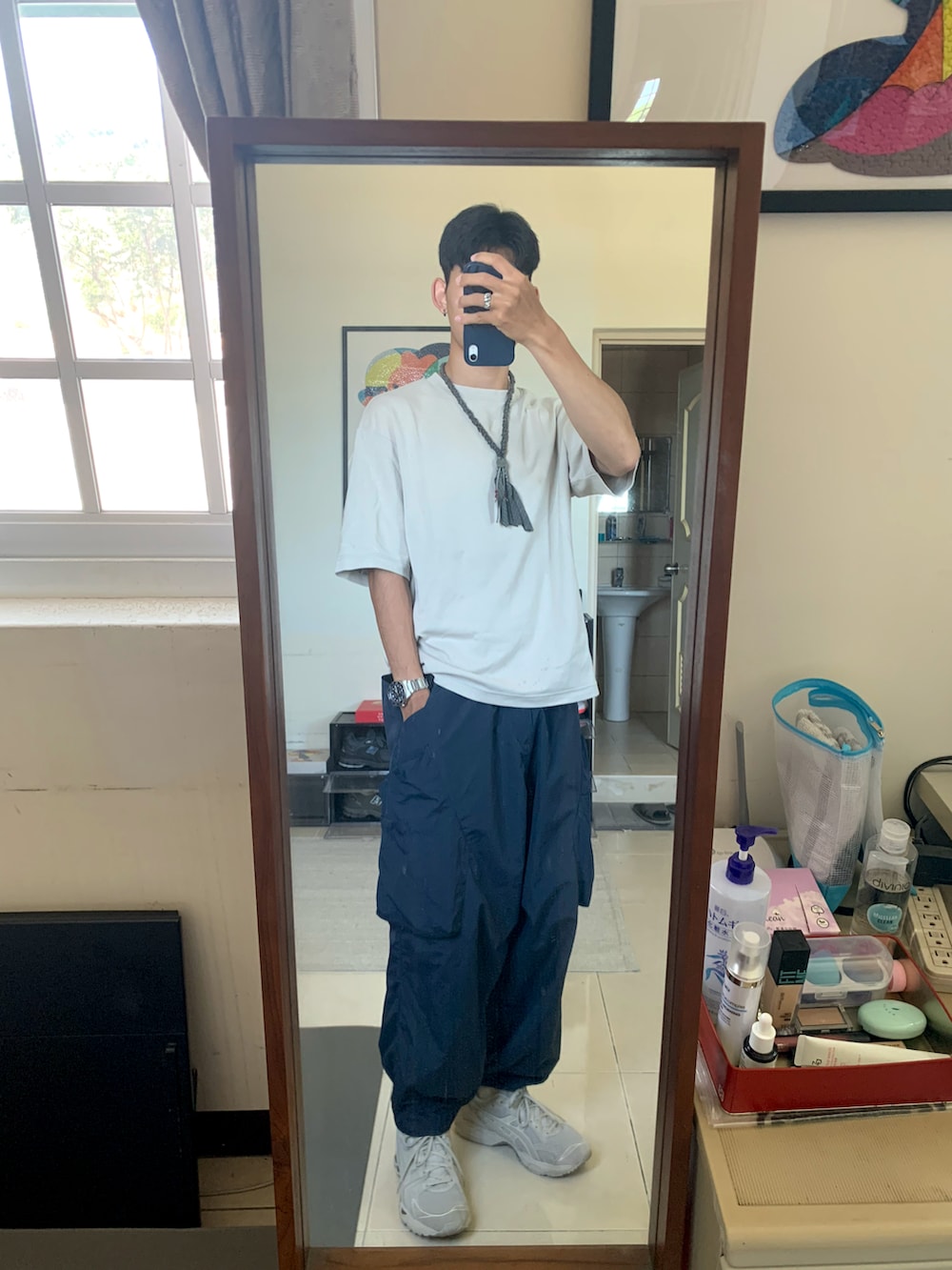 ブルー系のチノパンツ、グレー系のスニーカー、ベージュ系のTシャツ/カットソーを着用したメンズの夏コーディネートの2枚目の写真