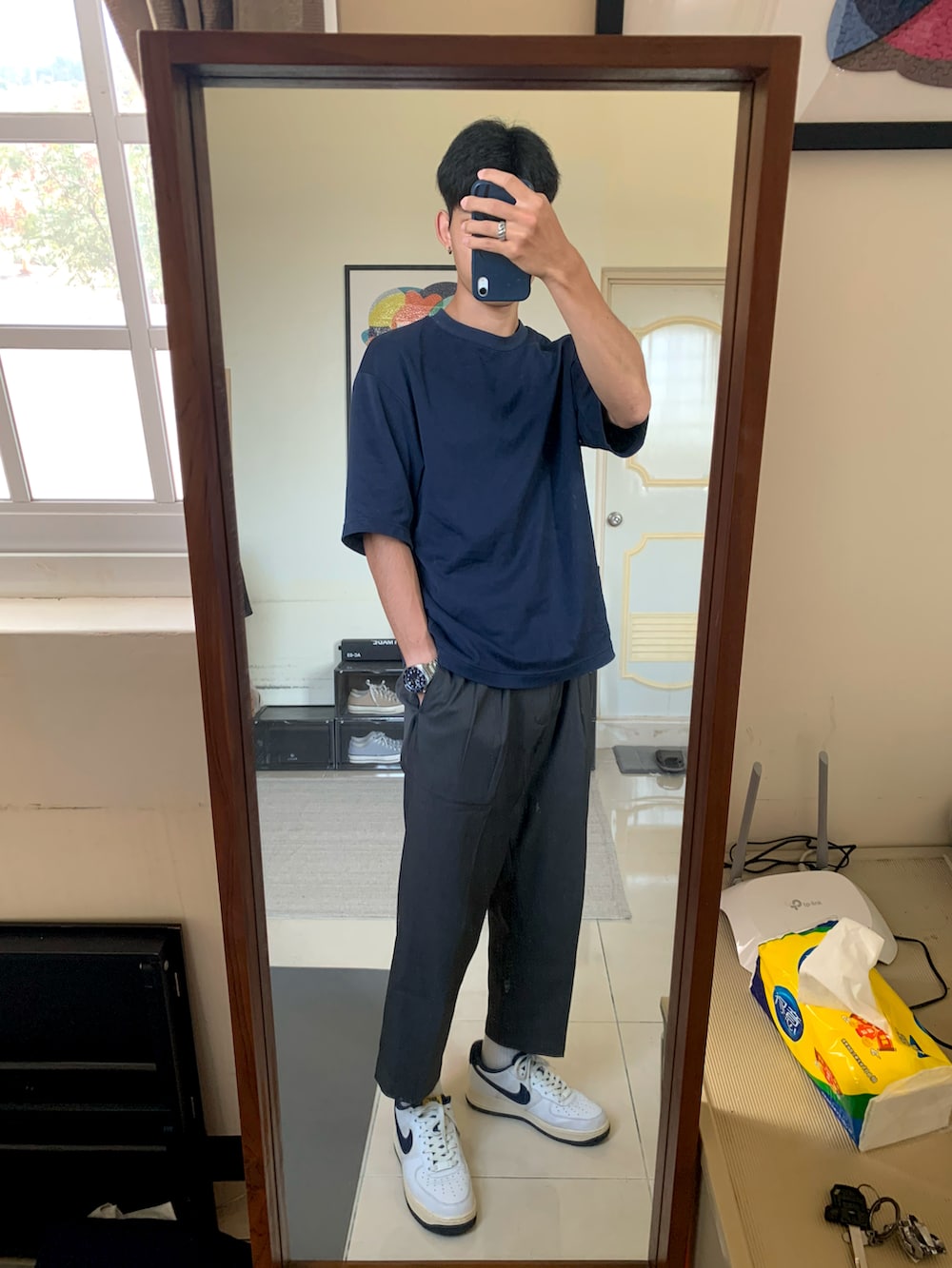 ブルー系のTシャツ/カットソー、ブラック系のその他アウター、グレー系のスラックスを着用したメンズの秋コーディネートの2枚目の写真