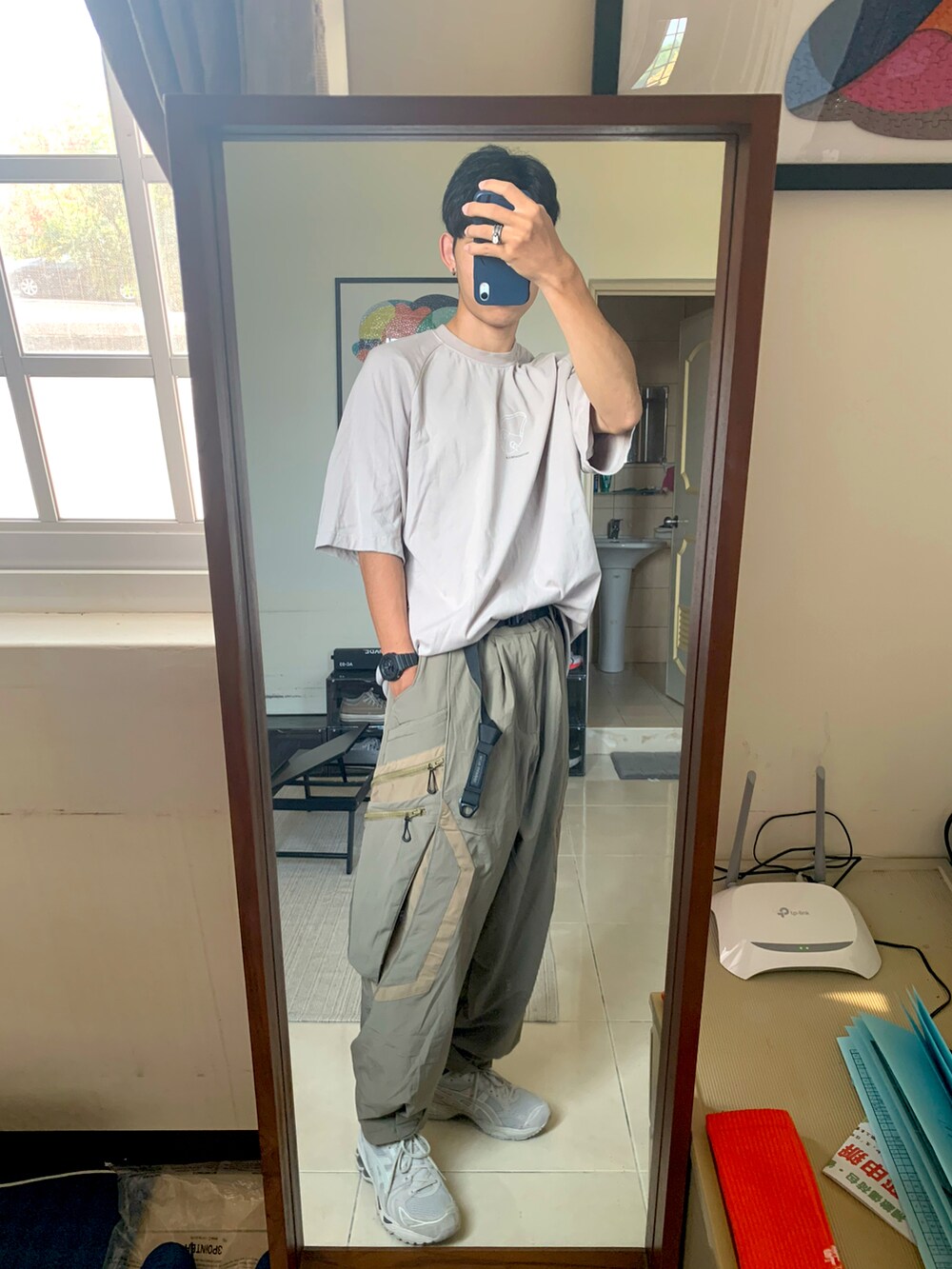 ベージュ系のその他パンツ、ベージュ系のTシャツ/カットソー、ブラック系のバックパック/リュックを着用したメンズの秋コーディネートの2枚目の写真